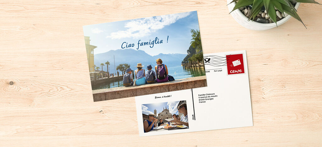 Deux personnes assises au lac admirant la vue sur les montagnes, portant des chapeaux et souriant. Merveilleuse atmosphère de vacances.