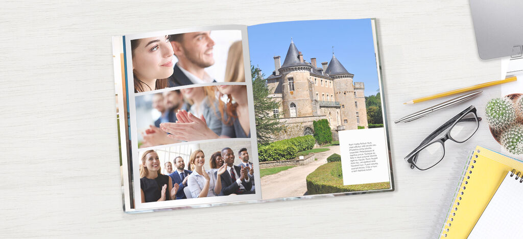 Un livre photo ouvert montre des images de personnes avec un château en arrière-plan.