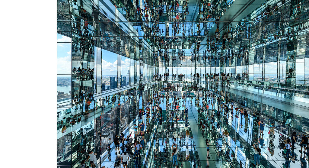 Vue polyvalente dans un espace moderne avec des gens interagissant et profitant de la vue.