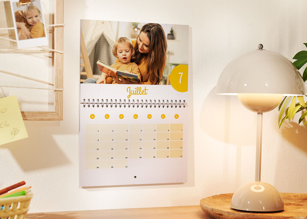 Magnifique décoration murale avec image charmante et calendrier de juillet.