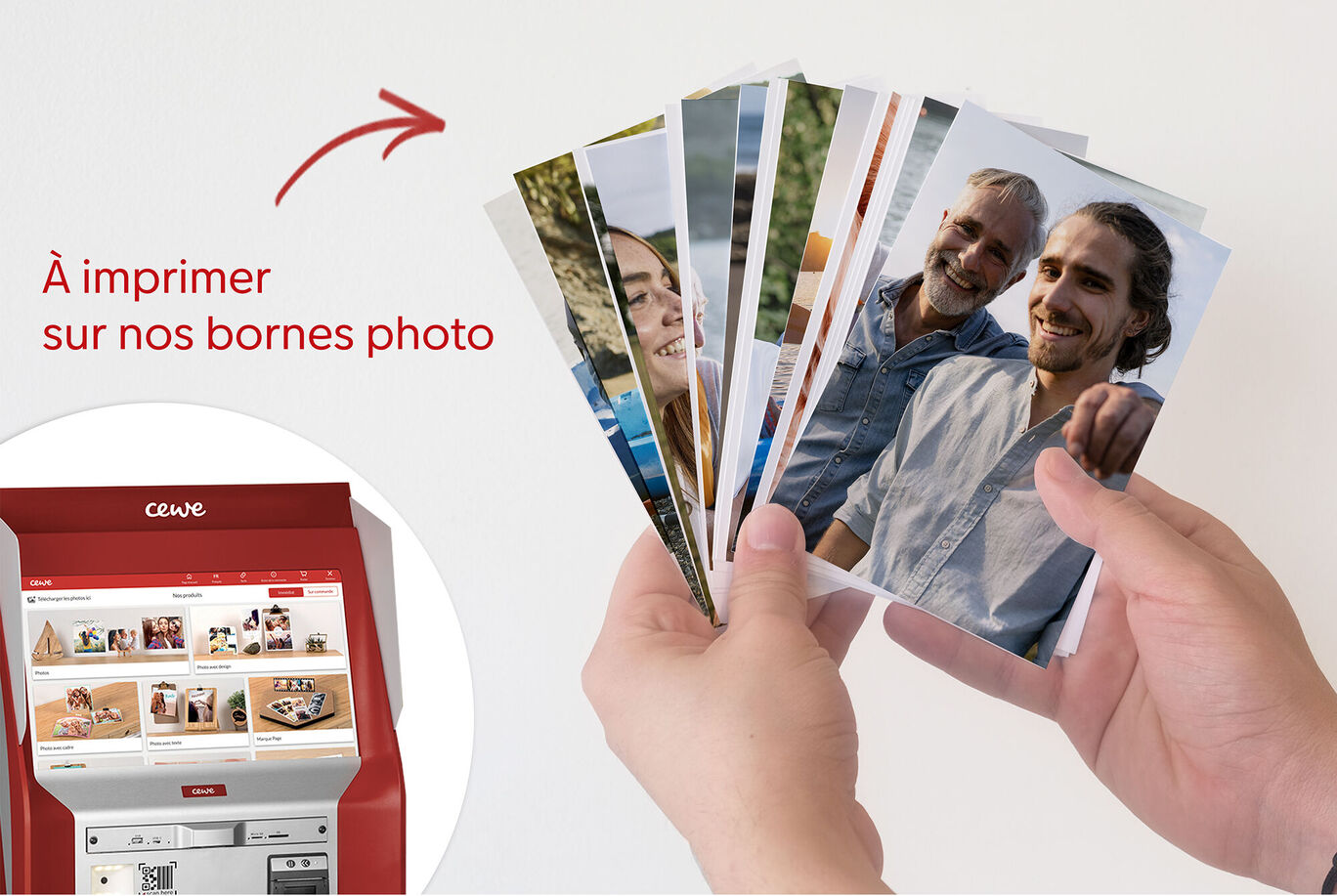 Des mains tiennent des photos imprimées sur une imprimante photo CEWE