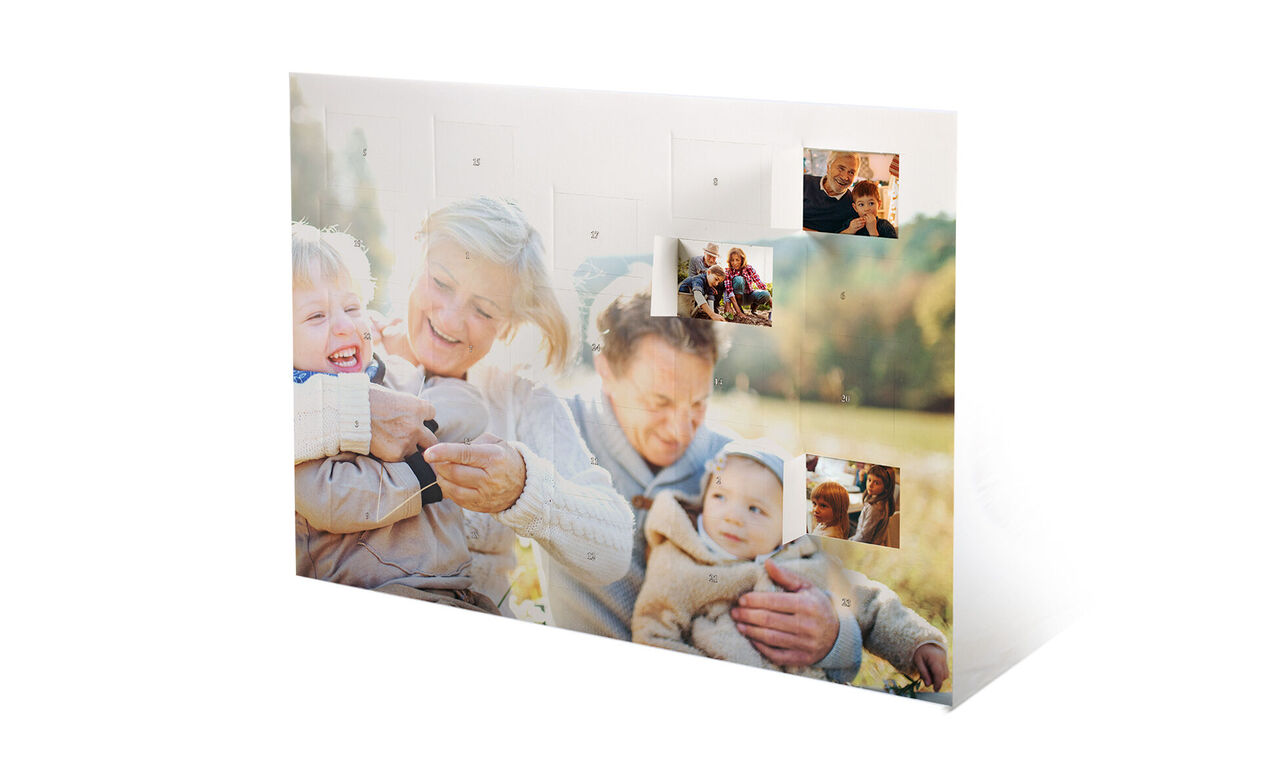 Une famille aimante profite d'une journée ensoleillée à l'extérieur avec des photos de moments heureux.