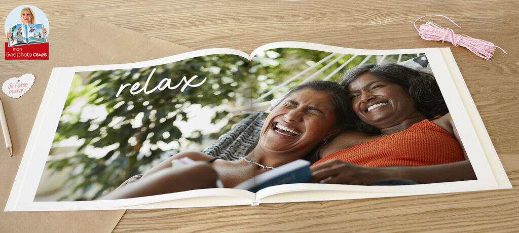 Un album photo ouvert avec le titre 'relax', montrant des scènes de détente et des souvenirs.