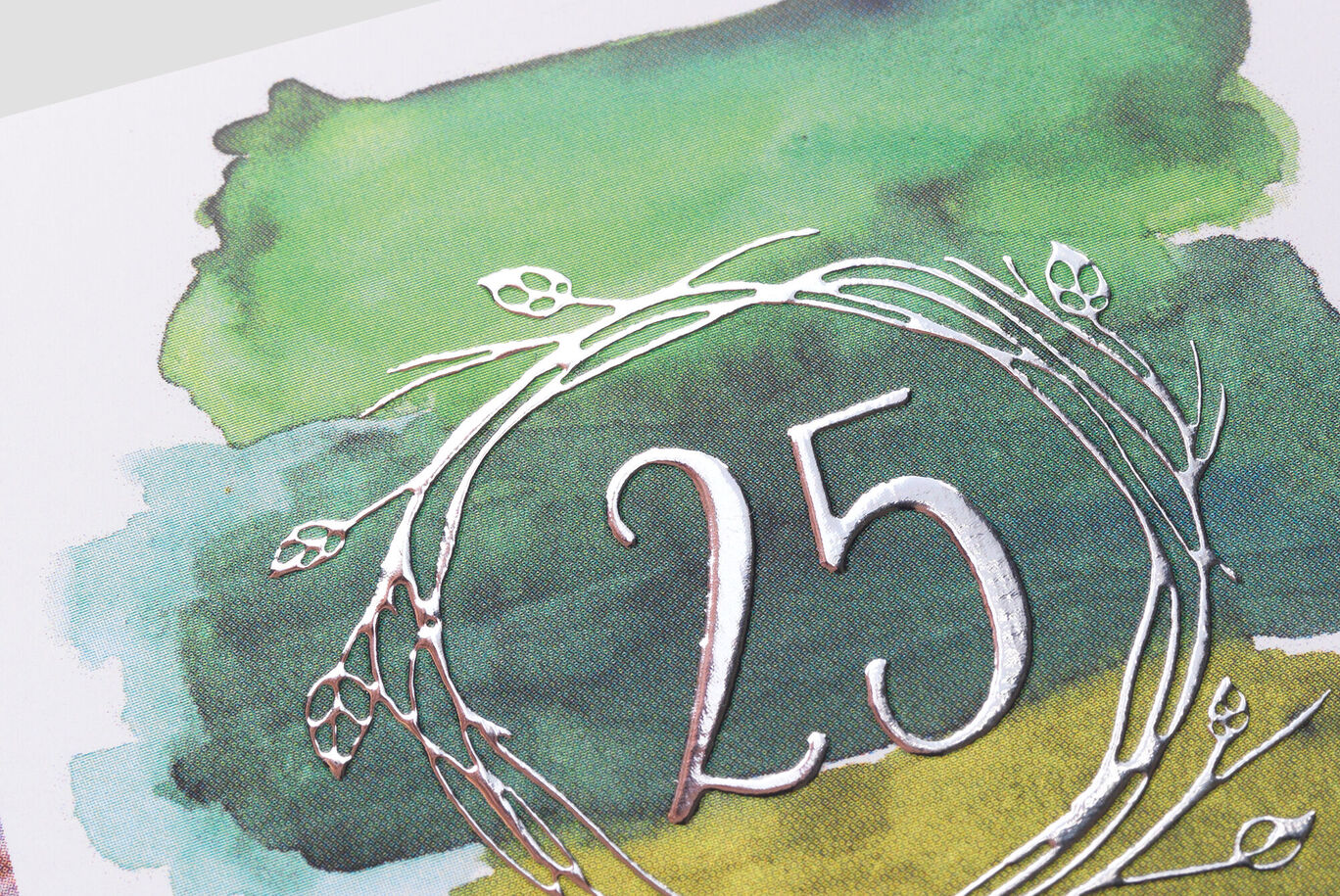 Présentation d'un effet relief pour un faire-part avec le chiffre 25 argenté