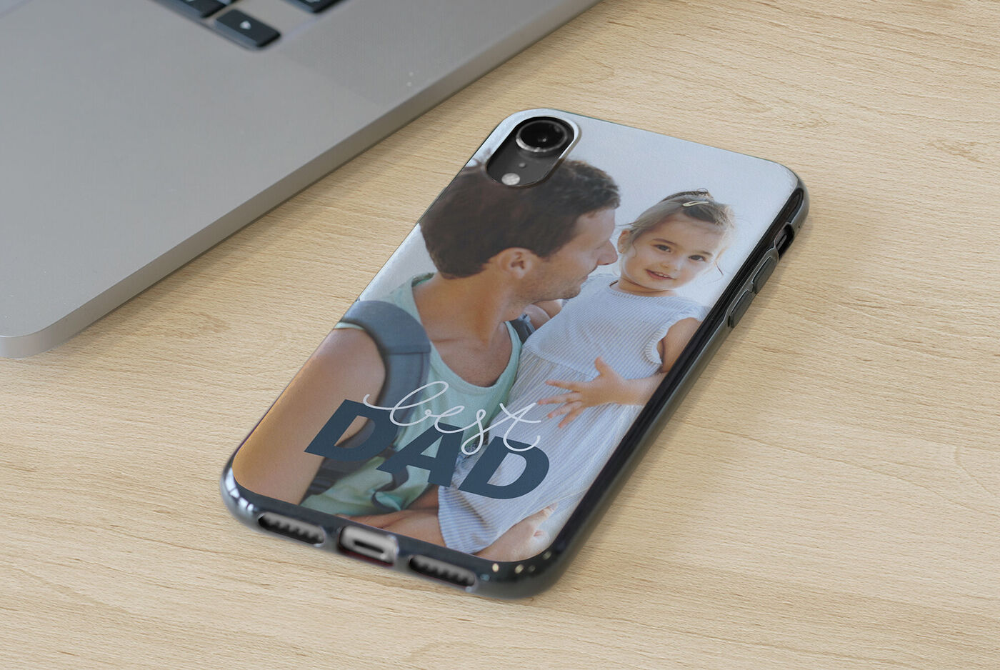 Une coque de téléphone personnalisée avec le texte 'meilleur PAPA' et une photo de famille.