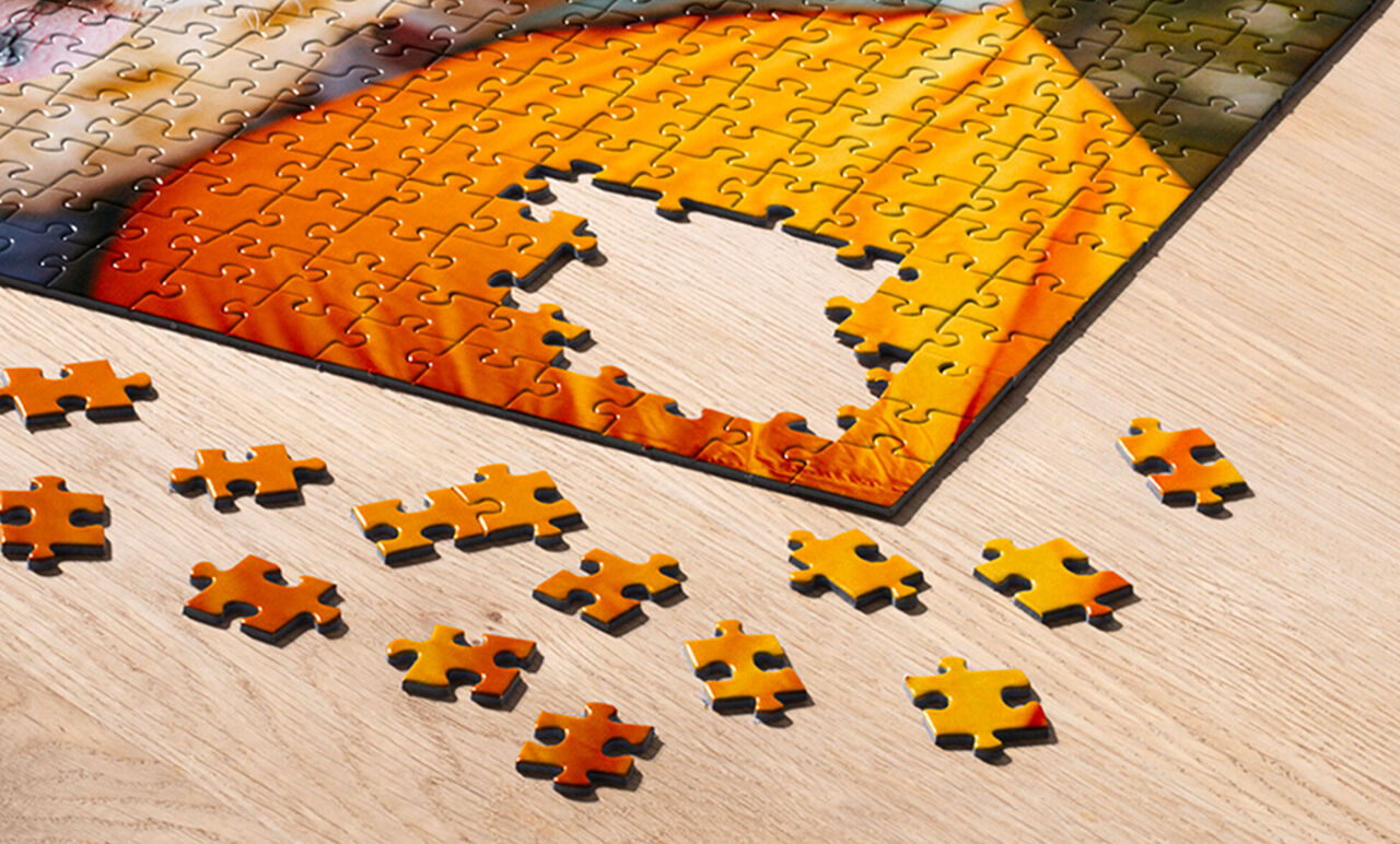 Zoom sur un puzzle presque terminé et des pièces éparpillées