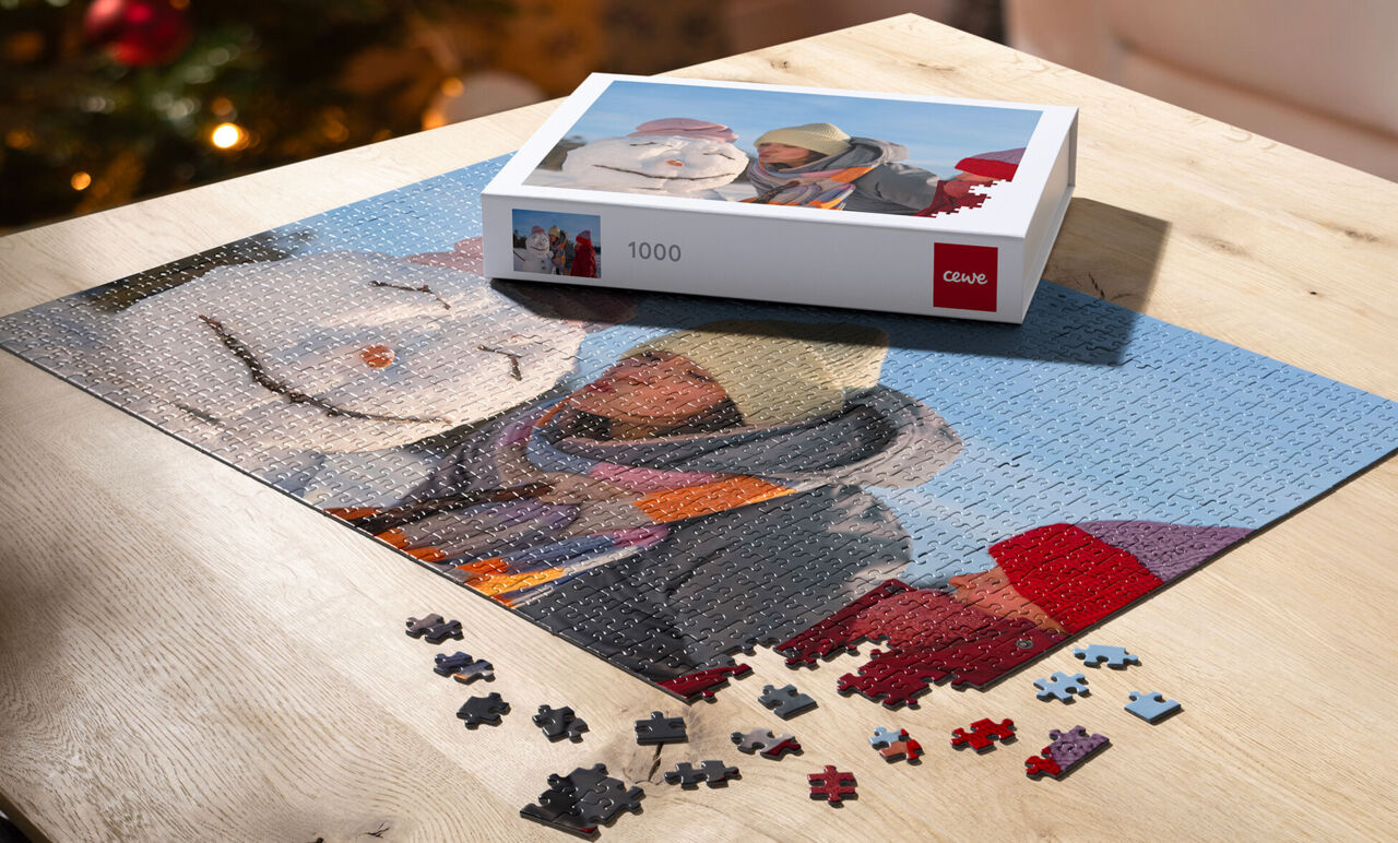 Puzzle photo personnalisé en cours de montage avec pièces séparées