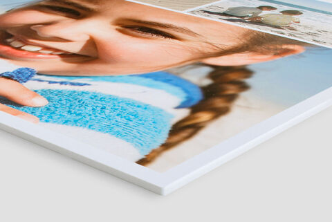 Pêle-mêle photos sur carton mousse montrant une jeune fille souriante