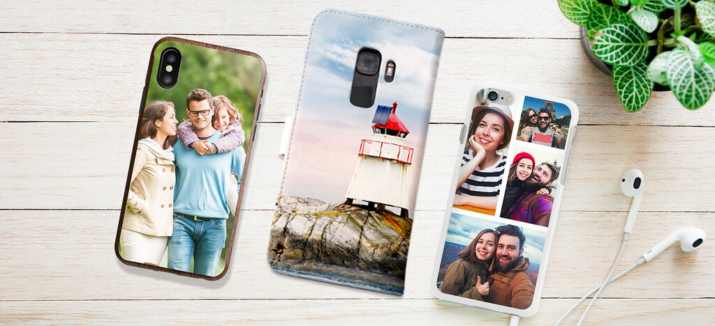 Personnes tenant des téléphones avec designs personnalisés sur une table.