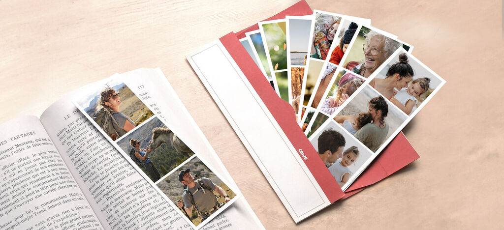 Un livre photo CEWE créatif avec de nombreuses photos, posé sur une table.