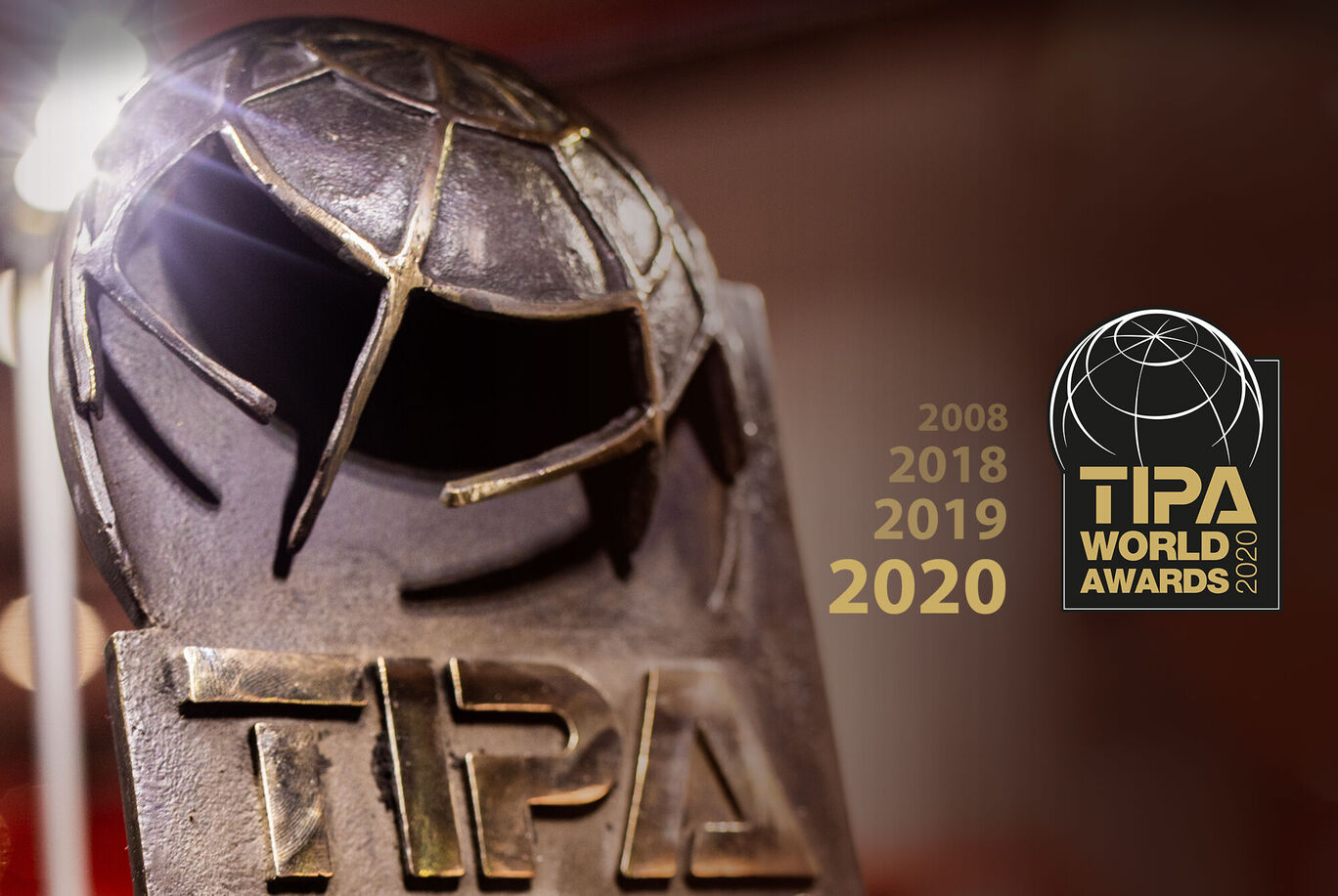 Un TIPA World Award brillant en noir et or avec les années 2008, 2018, 2019 et 2020.