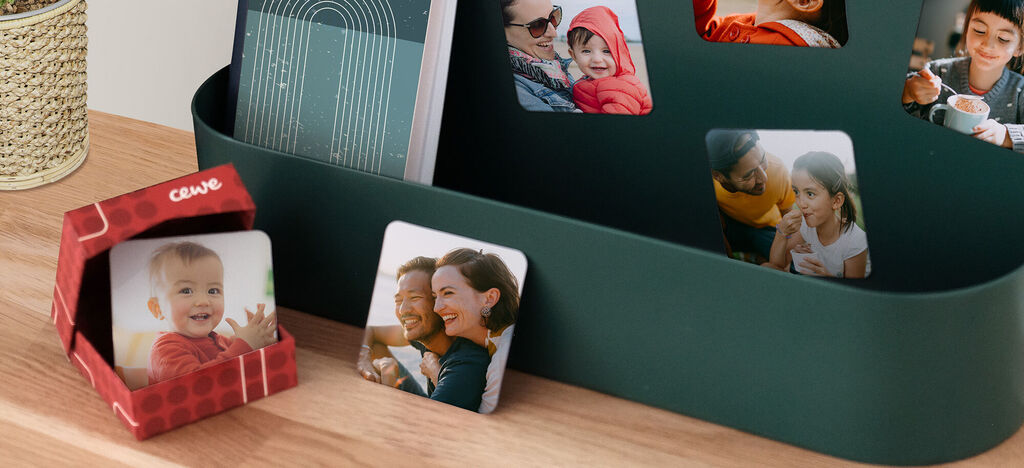 Photos de famille sur des magnets personnalisés en format carré avec leur boîte
