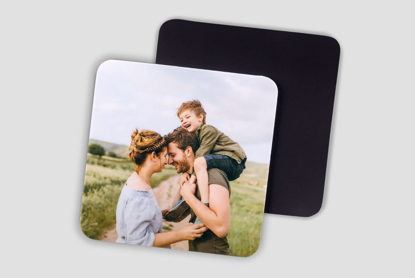 Magnets photo personnalisés format carré montrant une famille heureuse
