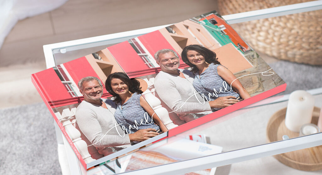 Un livre photo chic qui capture des souvenirs de voyages.