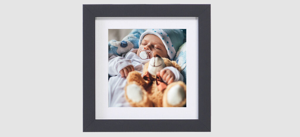 Photo de bébé encadrée dans une décoration murale personnalisée
