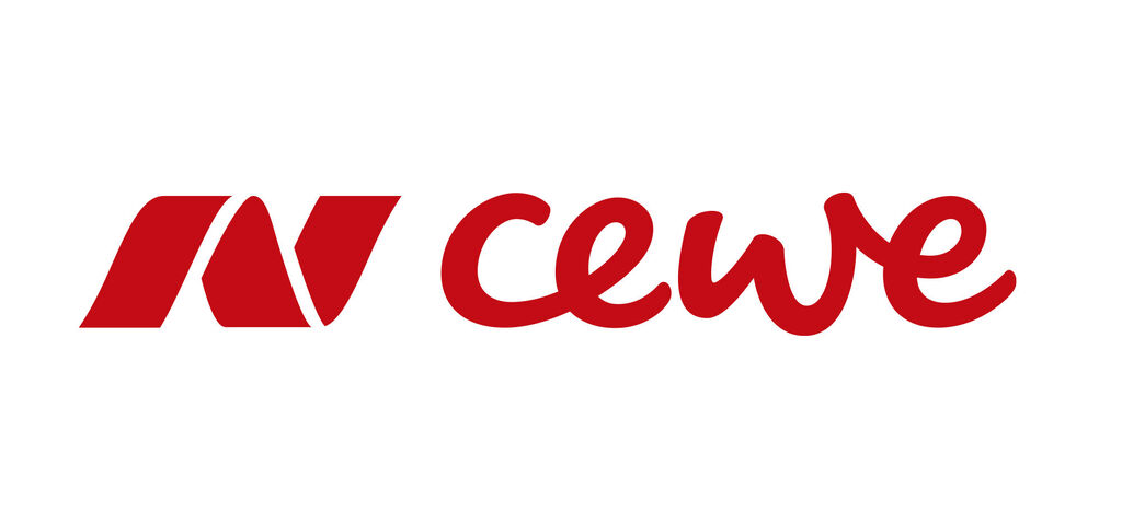 Logo de la marque CEWE en rouge et blanc, police légèrement ludique.