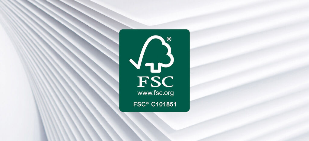 Logo FSC sur du papier empilé avec un fond vert