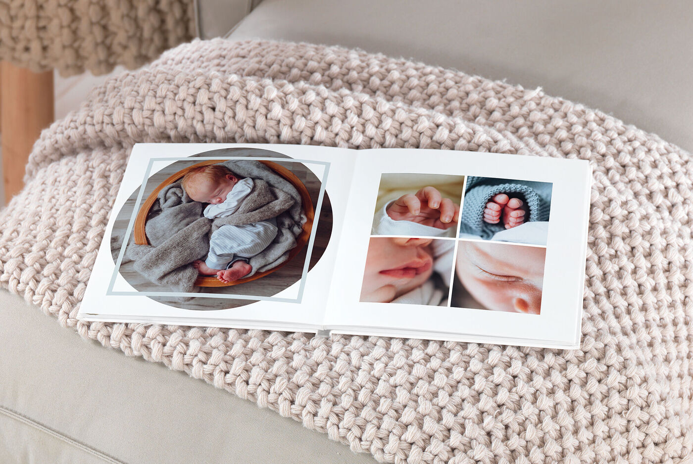 Un album photo carré ouvert et montrant des photos de bébés