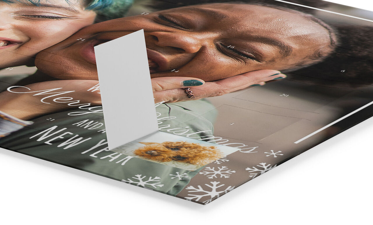Zoom sur l'ouverture d'une case du calendrier de l’Avent personnalisé poster pêle-mêle