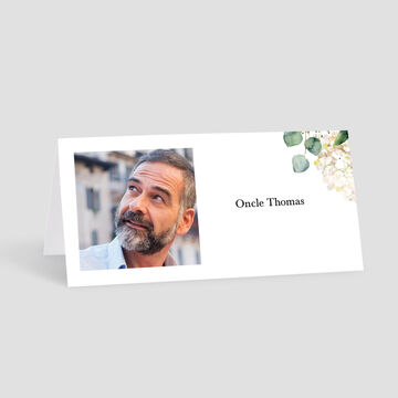 Un design de carte de vœux personnalisé avec un motif floral. La carte montre le nom 'Oncle Thomas' et un message chaleureux.