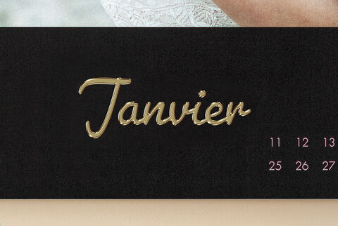 Feuille de calendrier pour janvier avec écriture verte et dorée.