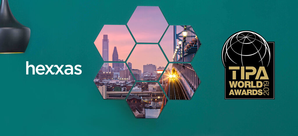 Un décor mural moderne avec des photos en forme hexagonale sur un mur vert. Une vue de la ville est visible.