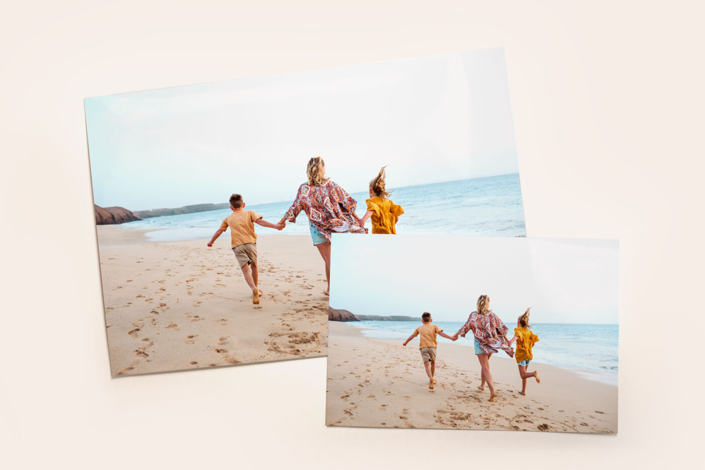 Deux agrandissements photo montrant une famille courant sur la plage