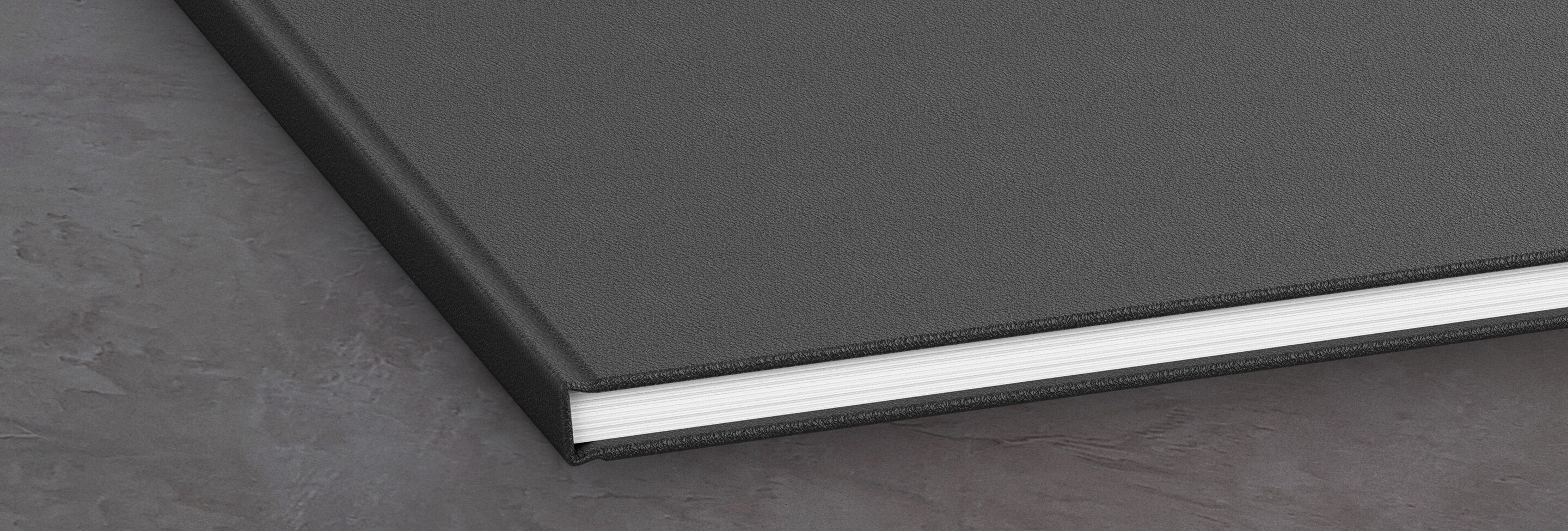 Zoom sur la couverture en cuir noir d'un Livre Photo CEWE