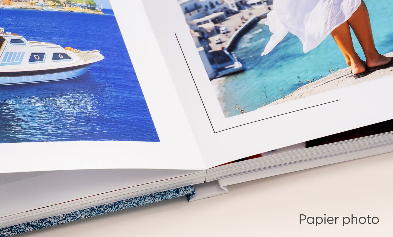 Zoom sur le papier photo d'un livre photo carré XL ouvert avec de belles photos de vacances