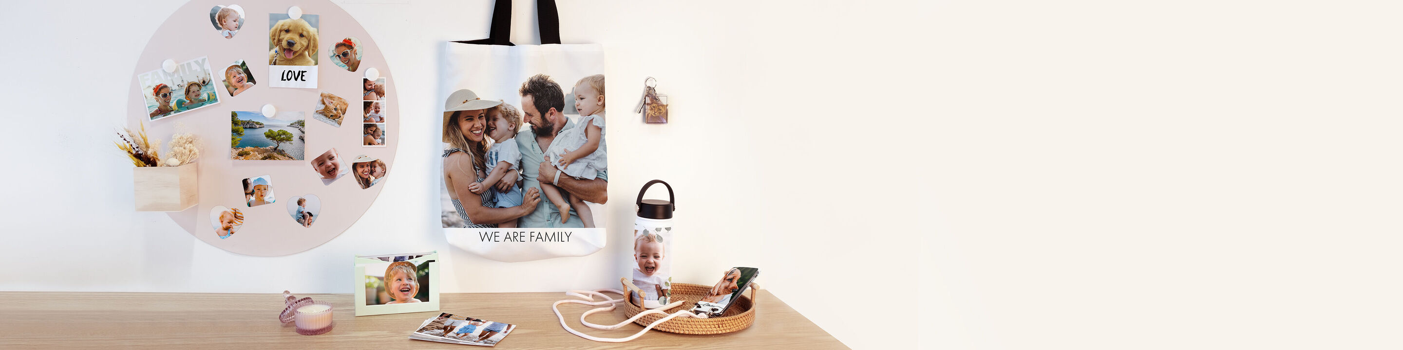 Une présentation accueillante de produits photo personnalisés avec une image de famille sur une table basse.