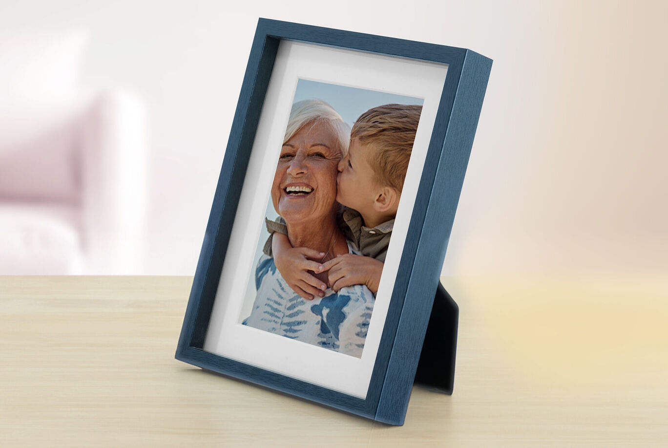 Une photo souvenir affectueuse dans un cadre bleu, montrant des moments de bonheur.