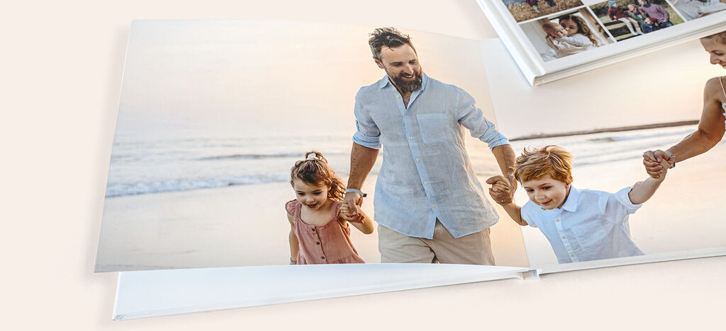 Une famille aimante sur la plage avec deux enfants se tenant par la main.
