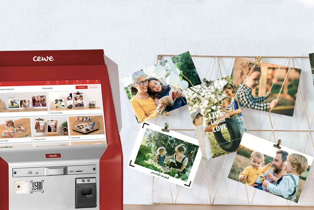 Borne d'impression photo CEWE avec des photos de famille accrochées sur une décoration murale