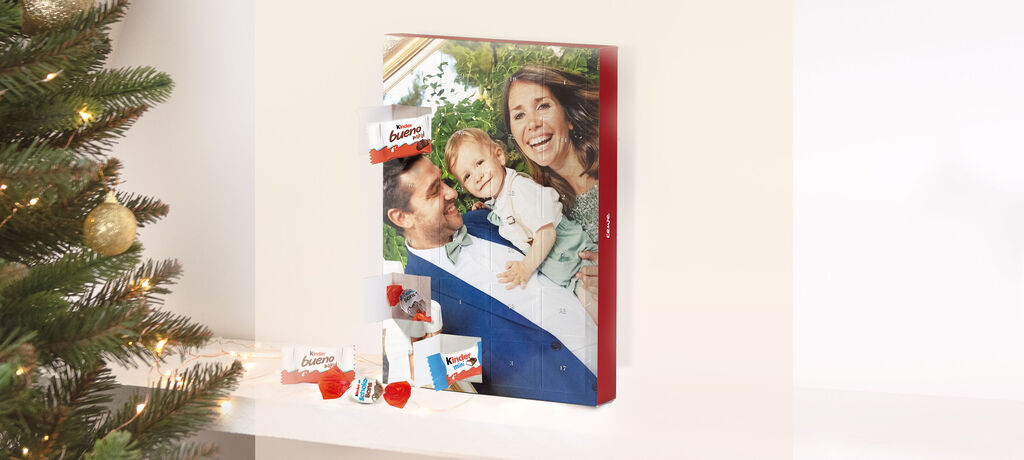 Un collage photo créatif avec un enfant et un adulte, entourés de décorations festives.