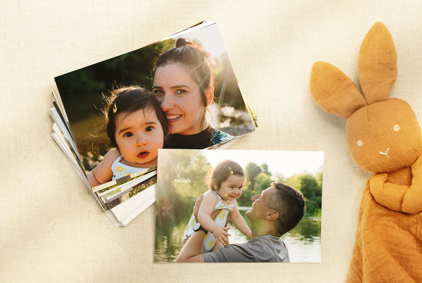 Souvenirs heureux d'un père et son enfant au bord de l'eau, entourés de photos et un lapin en peluche.