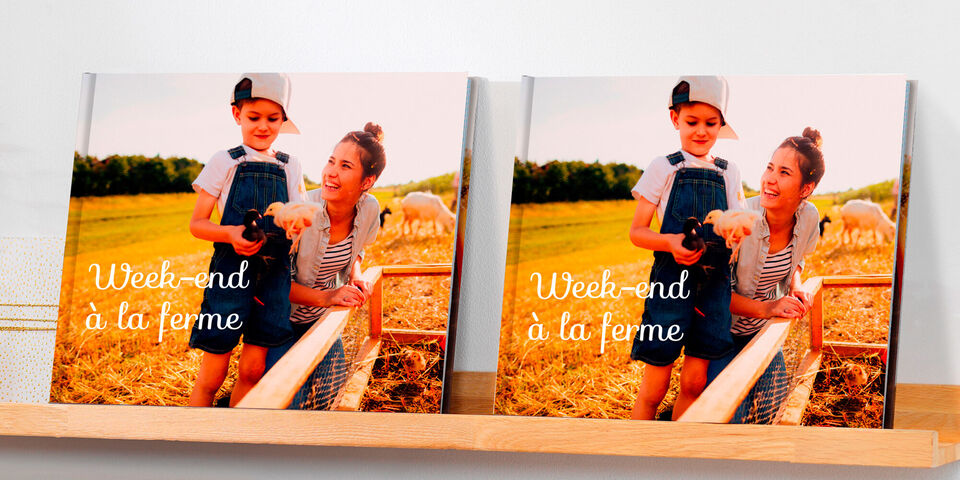 Deux enfants avec un animal montrent de la joie dans une ferme.