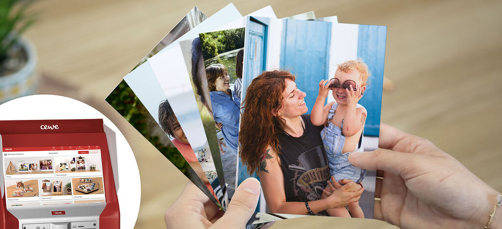 Cinq photos colorées dans les mains d'une personne. Des moments chaleureux avec amis et famille sont visibles.