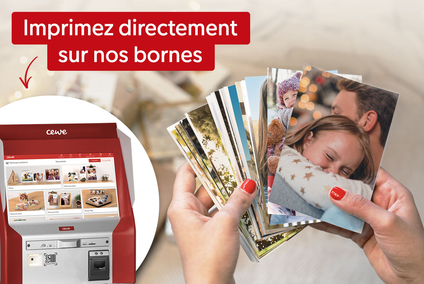 Une personne tient des photos, un CEWE à l'arrière-plan. Images de moments heureux.