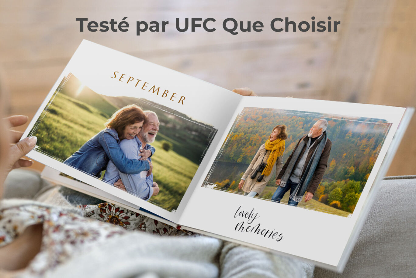 Un livre photo ouvert avec deux pages. À gauche, deux personnes souriantes s'enlacent dans une pelouse. À droite, un couple en vêtements chauds se tient devant un feuillage d'automne coloré. Sur le thème de septembre.