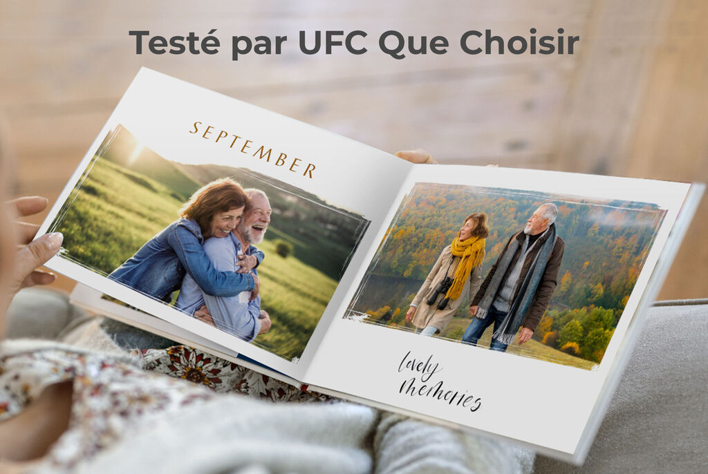 Un livre photo ouvert avec deux pages. À gauche, deux personnes souriantes s'enlacent dans une pelouse. À droite, un couple en vêtements chauds se tient devant un feuillage d'automne coloré. Sur le thème de septembre.