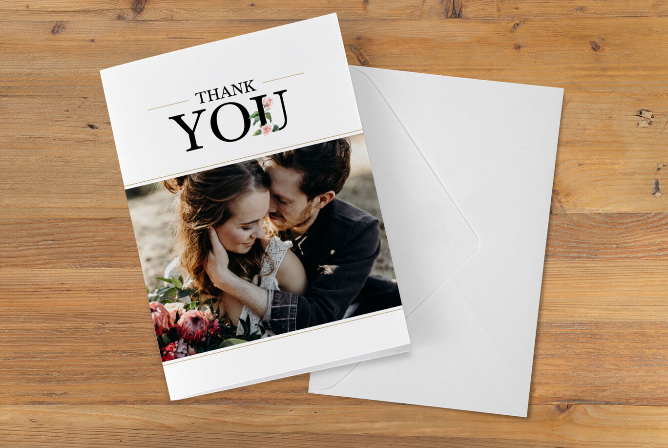 Une carte de remerciement avec un couple amoureux et des fleurs.