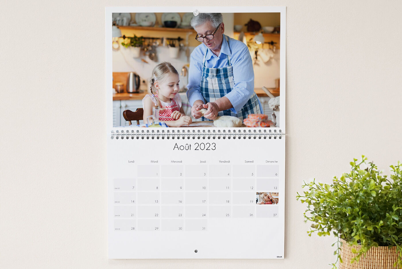 Une scène touchante d'un calendrier avec deux personnes créant quelque chose ensemble dans une cuisine.