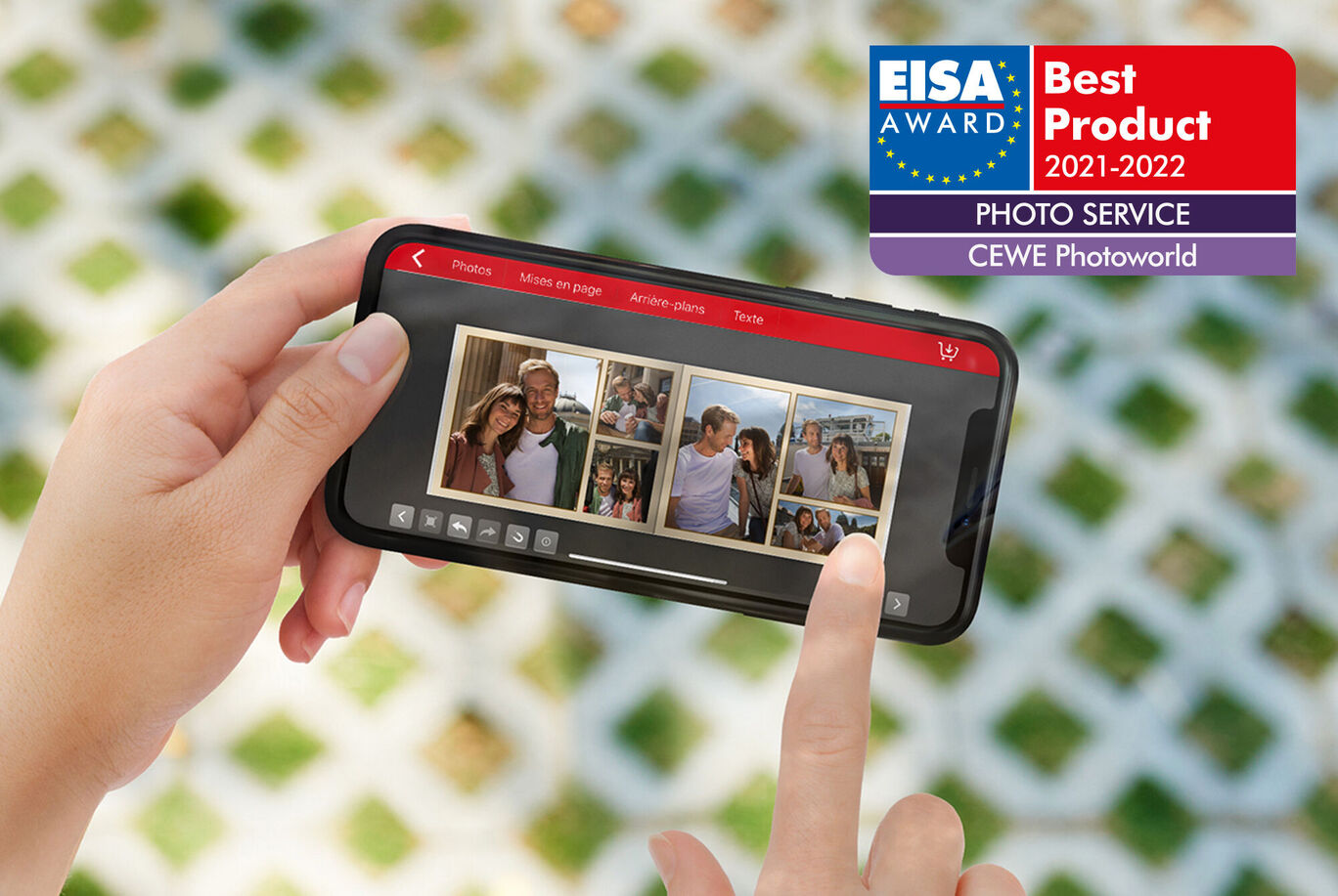 Une personne utilise son smartphone pour voir des photos. Fond avec motif en grille vert clair.