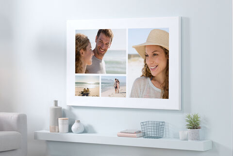 Poster pêle-mêle avec des photos d'un couple sur la plage accroché au mur