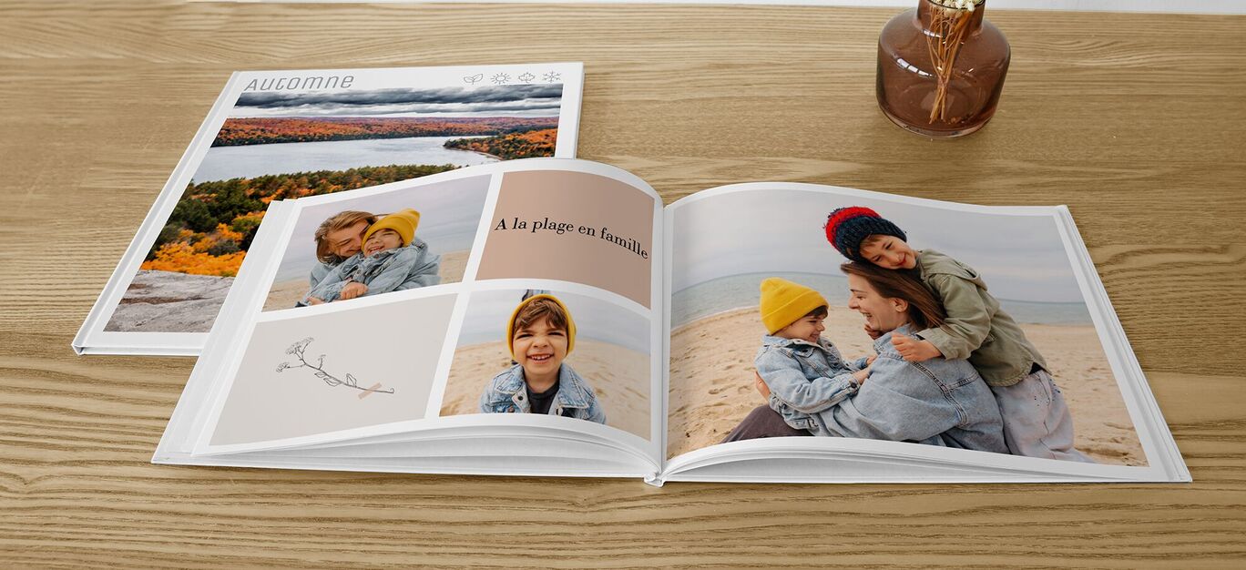 Livre photo ouvert avec des souvenirs de vacances, moments en famille et photos affectueuses.