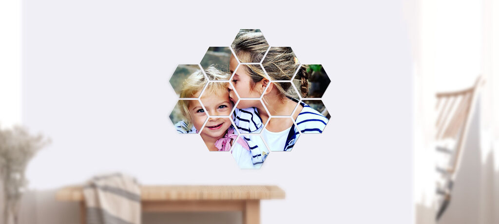 Image murale créative avec des photos personnelles en forme de nid d'abeilles.