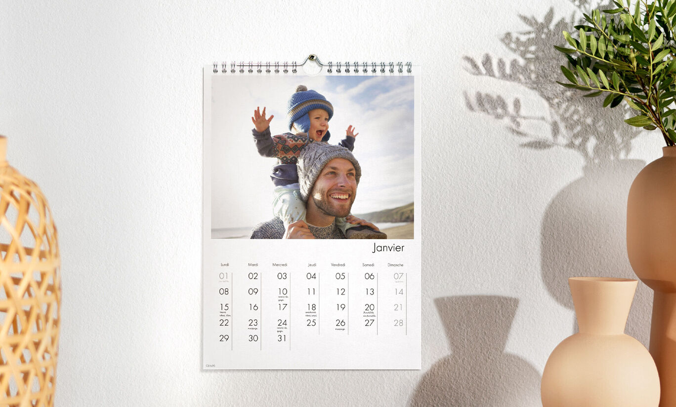 Un calendrier magnifique avec un enfant joyeux riant et glissant sur une montagne