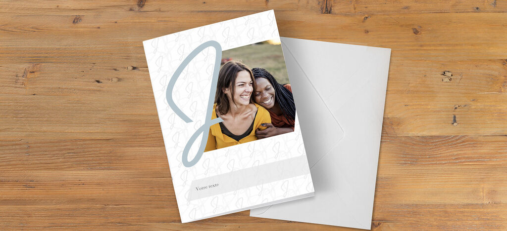 Une carte de vœux décorée avec attention, présentant une grande lettre J comme élément de design.