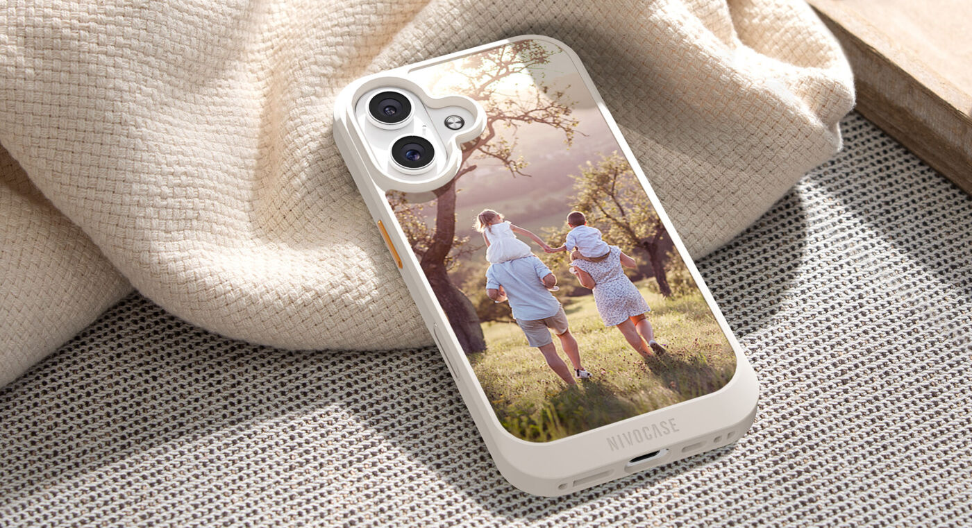 Coque IPhone personnalisée avec une photo de famille en forêt, sur un plaid