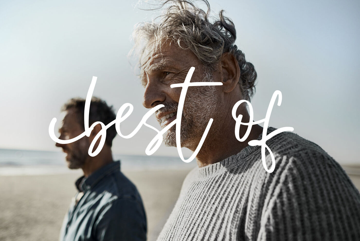 Deux hommes sur la plage profitent de l'air frais et de l'immensité de la mer